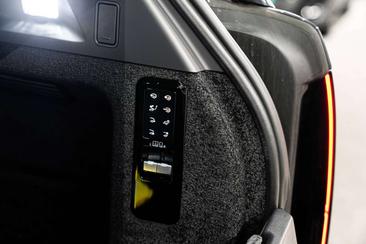 Land Rover Range Rover P550e — photo 21