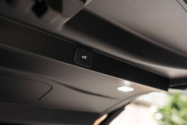 Land Rover Range Rover P550e — photo 22