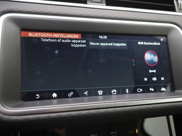 Land Rover Range Rover Evoque P300e — photo 28