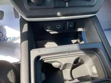 Land Rover Defender 90 D200 MHEV — photo 13