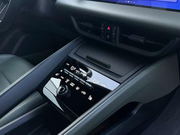 Porsche Macan Electric — photo 14