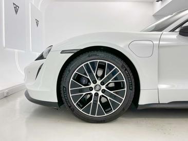 Porsche Taycan — photo 31