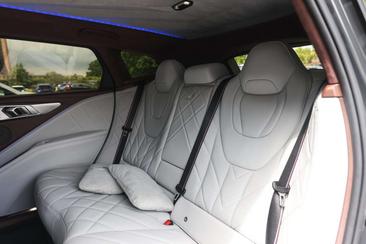 BMW XM 50e — photo 9