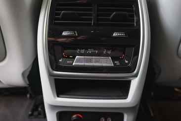 BMW XM 50e — photo 10