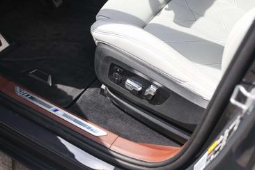 BMW XM 50e — photo 12