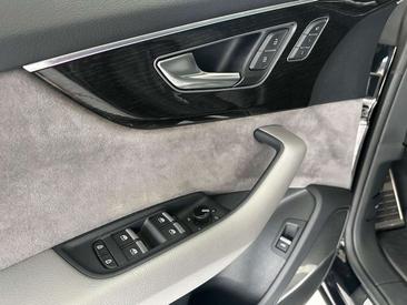 Audi SQ8 TFSI — photo 21