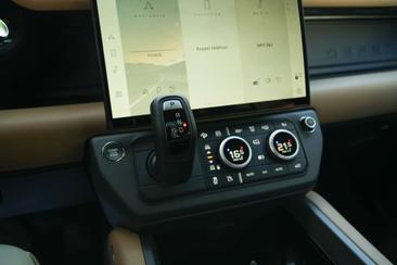 Land Rover Defender 110 P400e — photo 19