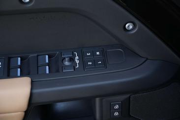 Land Rover Defender 110 P400e — photo 21