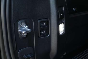 Land Rover Defender 110 P400e — photo 23