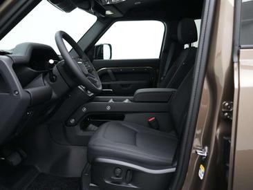 Land Rover Defender 130 D300 MHEV — photo 34