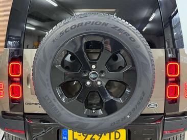Land Rover Defender 110 SE 2.0 D240 — photo 32