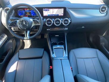 Mercedes EQA 250 — photo 36