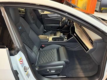 Audi RS7 — photo 16