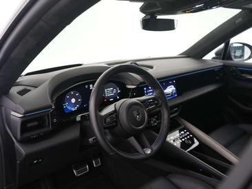Porsche Macan Turbo Electric — photo 10