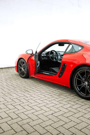 Porsche 718 Cayman T — photo 18
