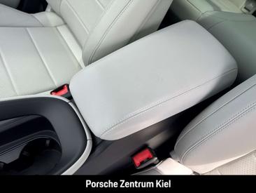 Porsche Macan Electric — photo 31