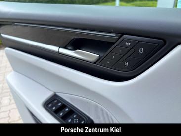 Porsche Macan Electric — photo 43