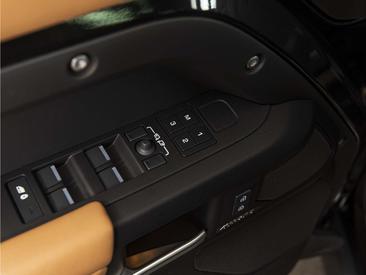 Land Rover Defender 130 D300 MHEV — photo 18