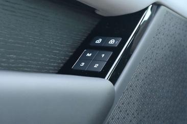 Land Rover Range Rover Velar P400e — photo 39