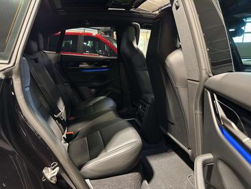 Porsche Macan Electric — photo 10