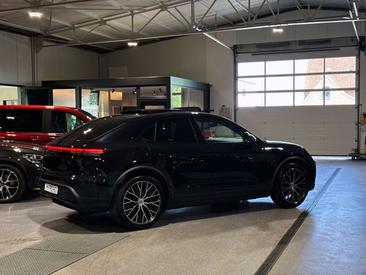 Porsche Macan Electric — photo 14