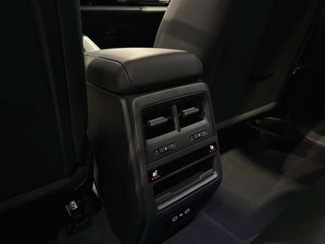 Porsche Macan Electric — photo 35