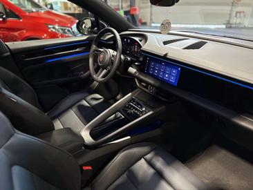 Porsche Macan Electric — photo 36