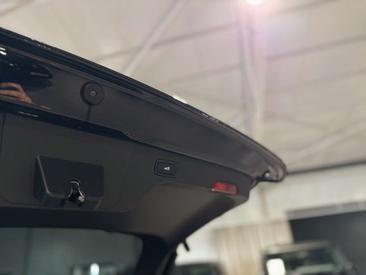 Porsche Macan Electric — photo 37