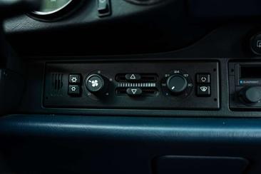 Porsche 993 Carrera 2 — photo 25