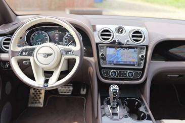 Bentley Bentayga V8 — photo 8