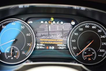 Bentley Bentayga V8 — photo 12