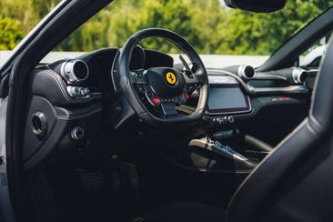 Ferrari GTC4Lusso T — photo 10