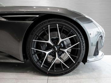 Aston Martin DB12 V8 — photo 3