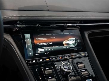 Aston Martin DB12 V8 — photo 10