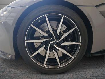 Aston Martin Vantage V8 — photo 3
