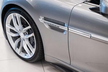 Aston Martin Vanquish V12 — photo 11