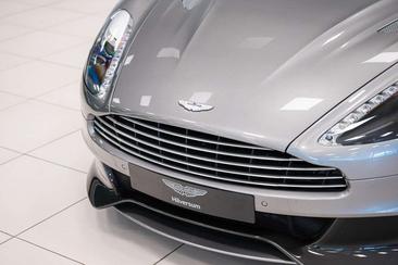 Aston Martin Vanquish V12 — photo 14