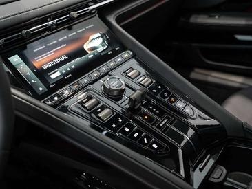 Aston Martin DB12 V8 — photo 37