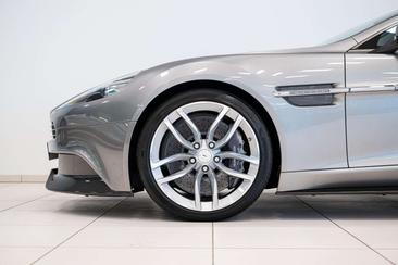 Aston Martin Vanquish V12 — photo 17
