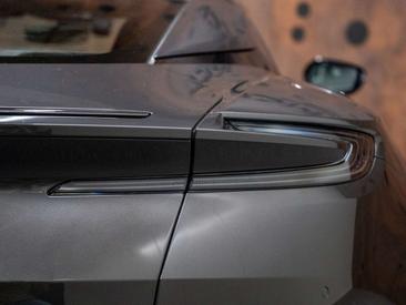 Aston Martin DB11 V8 — photo 13
