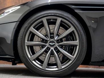 Aston Martin DB11 V8 — photo 15