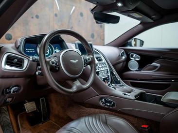 Aston Martin DB11 V8 — photo 18