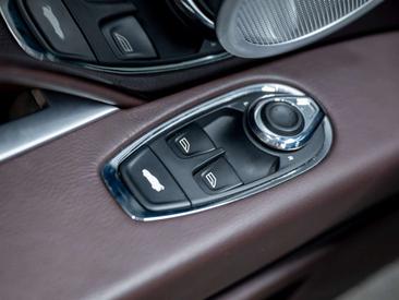 Aston Martin DB11 V8 — photo 35