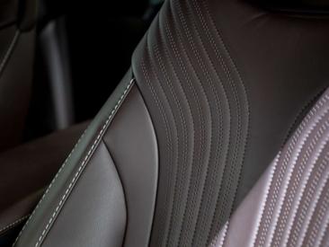Aston Martin DB11 V8 — photo 39