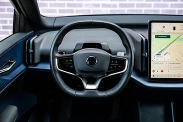 Volvo EX30 Single Motor Extended Range — photo 3
