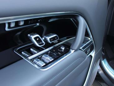Land Rover Range Rover P550e — photo 10
