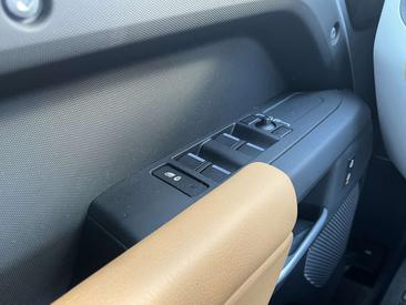 Land Rover Defender 110 P400e — photo 17