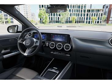 Mercedes EQA 300 4MATIC — photo 8