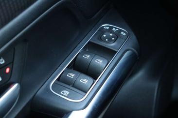 Mercedes GLA 250e — photo 25