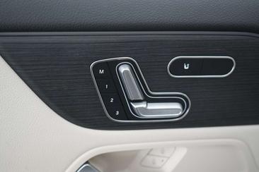 Mercedes EQA 250 — photo 25